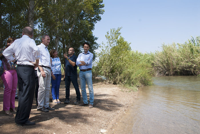 Momento de la visita de Alberto Fabra al Parque Natural del Túria para presentar el nuevo Plan de Empleo